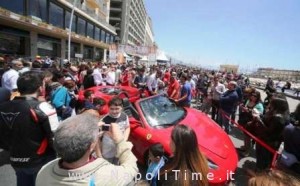folla lungomare evento ferrari