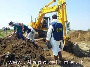 GNA 10/07/2013 CAIVANO Il Corpo Forestale dello Stato scavando in un terreno coltivato a cavoli ha rinvenuto alcuni fusti tossici (NEWFOTOSUD RENATO ESPOSITO)