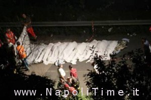 Lenzuola bianche ricoprono alcuni corpi dopo l'incidente che ha visto coinvolto un autobus finito in una scarpata sull'autostrada Napoli-Bari, dopo aver tamponato alcune auto. Una trentina i morti. 28 luglio 2013. ANSA/CESARE ABBATE