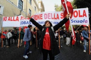 Il corteo dei Cobas scuola in partenza dal piazza della Repubblica e diretto a piazza SS Apostoli, a Roma, 24 novembre 2012.    ANSA/MASSIMO PERCOSSI A procession of grassroots committees of school departing from Piazza della Repubblica direct to Piazza SS Apostoli, in Rome, 24 November 2012.   ANSA/MASSIMO PERCOSSI