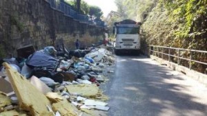 Napoli, 3 settembre 2013 - Sequestrata a Napoli una discarica abusiva ad Agnano e un cantiere al Vomero che sversava rifiuti sulla strada. In azione è entrato il Nucleo  Ambientale della Polizia Municipale della città. I titolari del cantiere sono stati denunciati. (ANSA/Polizia Municipale).