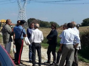 Qualiano (Napoli), 24 settembre 2013 - Ruspe al lavoro a Qualiano (Napoli) dove, in località "Cavuncella" di masseria La Grotta i Carabinieri sono alla ricerca di rifiuti tossici interrati in una ex discarica. (ANSA/Uff. Stampa)