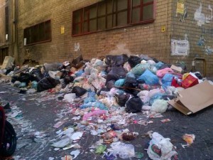 Rifiuti: decine sacchetti ai Quartieri spagnoli