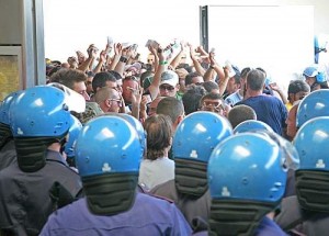 NAPOLI - TENSIONE PER I TIFOSI DEL NAPOLI ALLA STAZIONE CENTRALE SPROVVISTI DI BIGLIETTO FERROVIARIO - TENSIONE TRA TIFOSI E FORZE DELL ORDINE