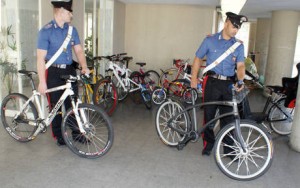 LADRI DI BICICLETTE PER DIVERTIRSI IL SABATO SERA, 6 ARRESTI