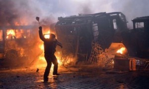 Protesters throw stones during the clash with police in the centre of the Ukrainian capital Kiev on January 20, 2014,  after 200,000 turned up for an opposition rally in a show of defiance against strict new curbs on protests. Police used tear gas and smoke bombs in a bid to disperse hundreds of people who sought to storm police cordons near the Verkhovna Rada parliament in the capital. AFP PHOTO/ SERGEI SUPINSKY
