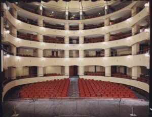 la sala teatrale vista dal palcoscenico