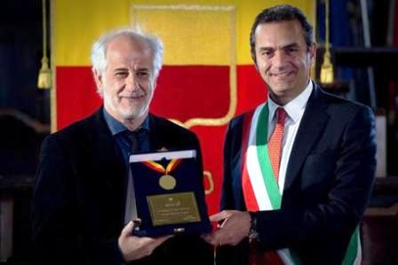 L'attore Toni Servillo (S), protagonista del film premio Oscar " La Grande bellezza", al Maschio Angioino di Napoli per il conferimento della cittadinanza onoraria consegnatagli dal sindaco Luigi De Magistris, 30 aprile 2014. ANSA / CIRO FUSCO