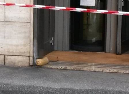pacco sospetto Ansa