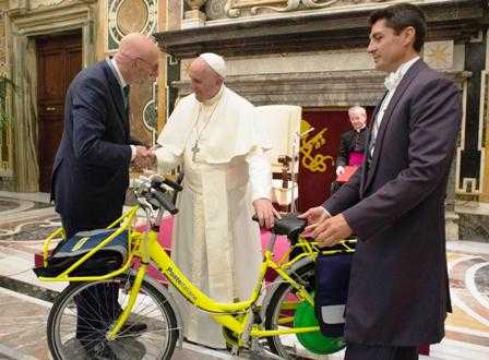 Papa Francesco bici