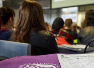 Dagli atenei alla piazza: gli studenti occupano Palazzo San Giacomo per il caro-affitti