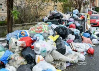 Stop al carburante per i mezzi ASIA: paralisi nei servizi di pulizia a Napoli