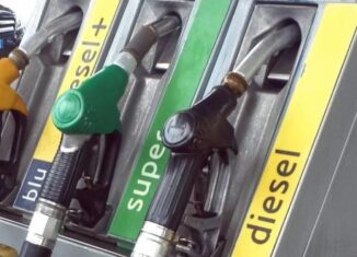 Aumenti record e corsa al risparmio: a Napoli torna l’incubo code per fare il pieno di carburante