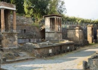 Abusi su un turista minorenne: arrestato custode degli Scavi di Pompei