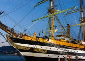 L’Amerigo Vespucci e l’America’s Cup si abbracciano a Napoli: l’eccellenza del mare incanta la città